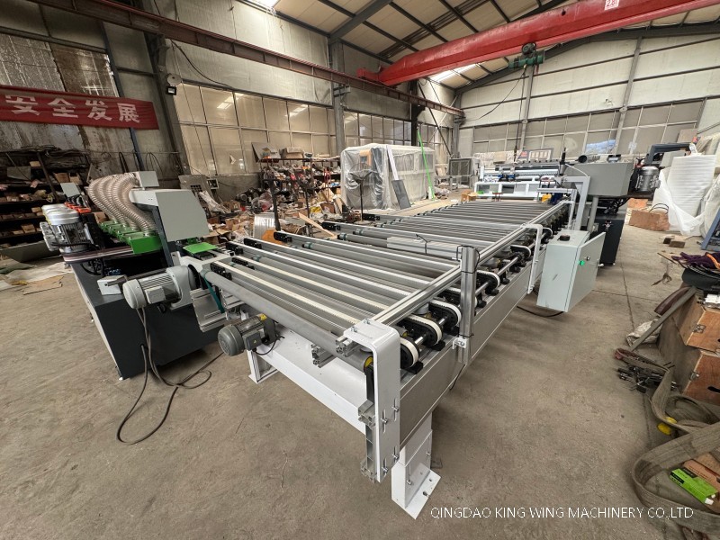 Automatic feeding system for board edge sanding machine