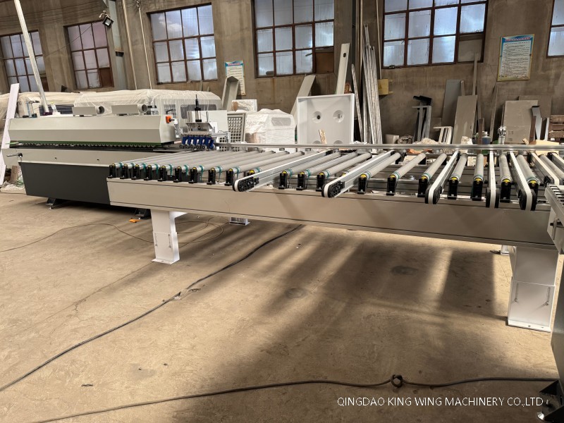 Automatic feeding system for board edge sanding machine